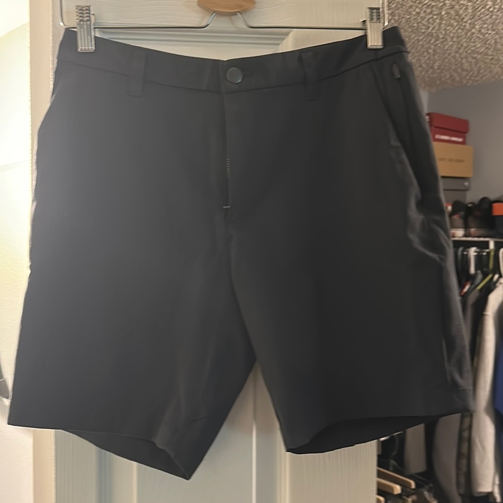 Lululemon men’s short size 30 waist 6 inch inseam.